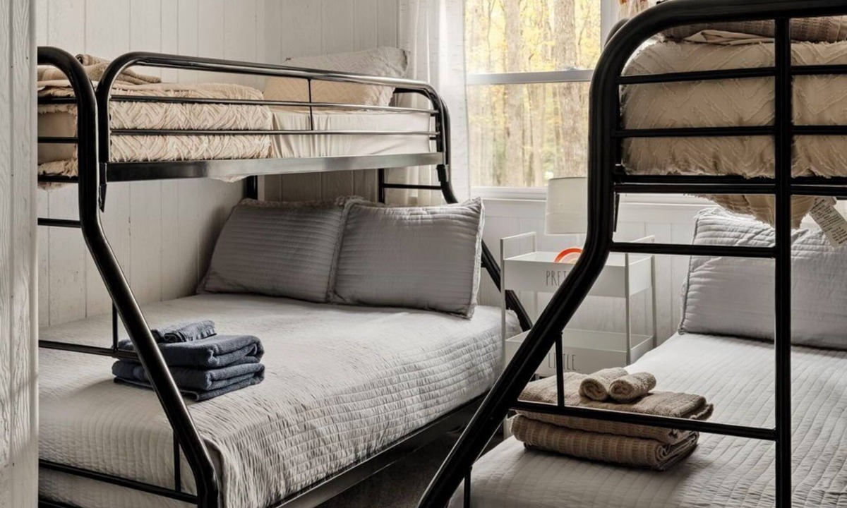 Jim Thorpe Cabin | King Size Beds, Bunk Beds, Access to Pool, Lake, & Tennis