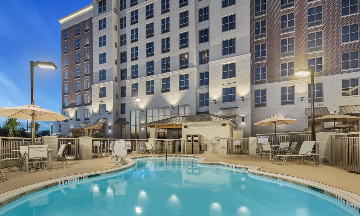 Florence Apartment | King Studio. Free Breakfast, Outdoor Pool. Near Florence Center!