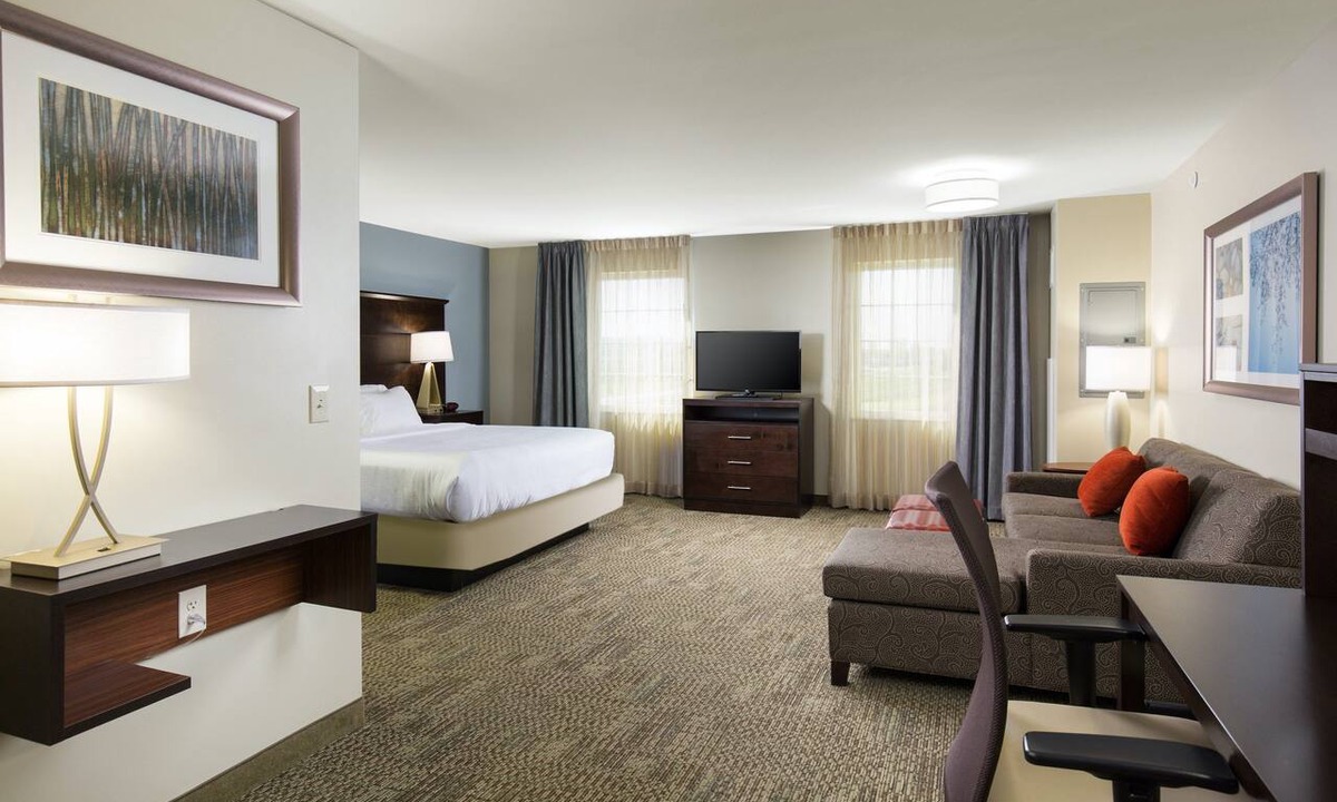 Maumee Apartment | King Studio Suite | Free Breakfast & Pool