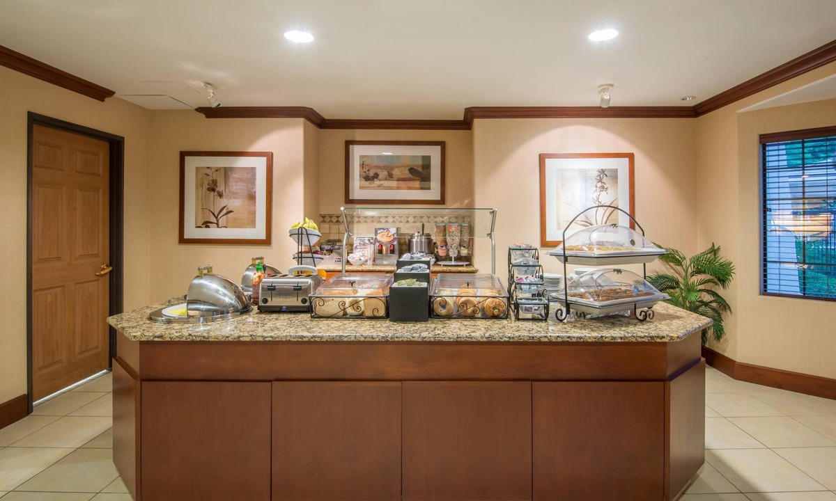 Glendale Sports and Entertainment District Apartment | King Studio Suite | Free Breakfast + Pool