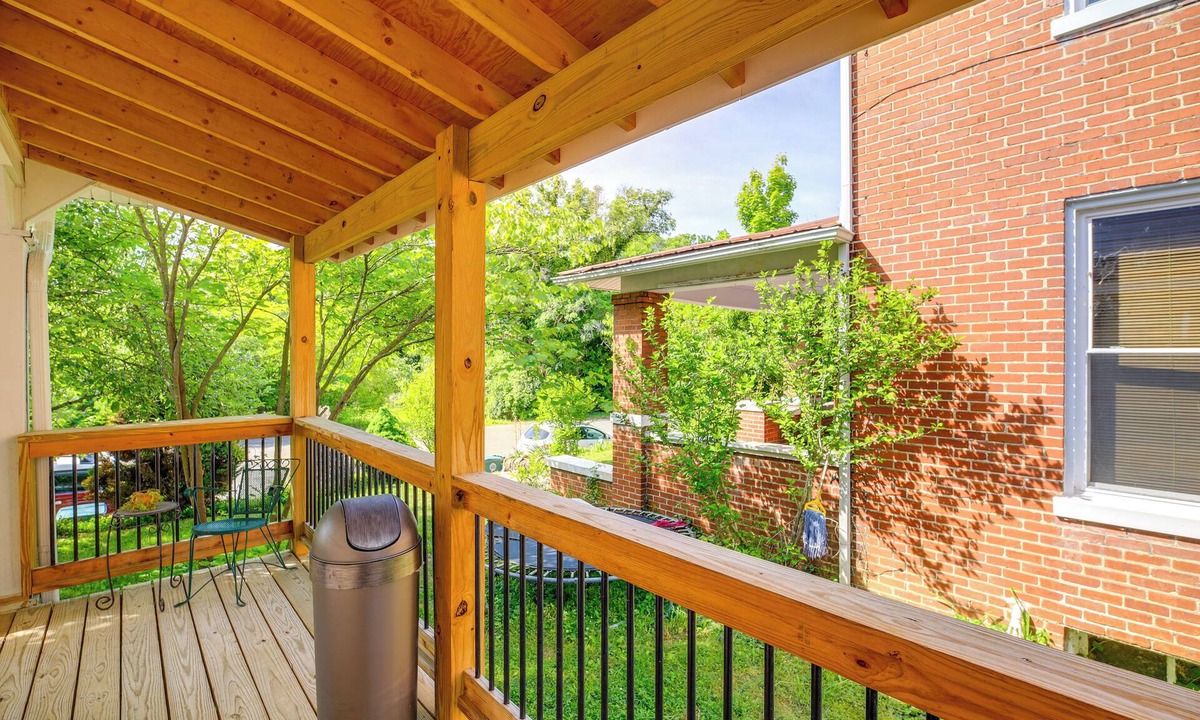 Bristol Apartment | King Studio Suite w/Walk-in Shower Pet Friendly