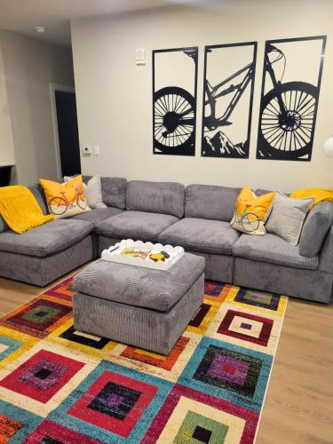 Rogers Apartment | King Suite, Cozy Sectional, Gym, Pool, OZ Trails