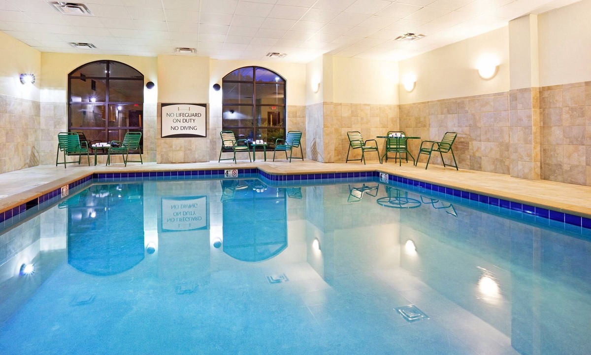 Oak Ridge Condo | King Suite. Free Breakfast. Pool & Gym. Close to the University of Tennessee Arboretum!