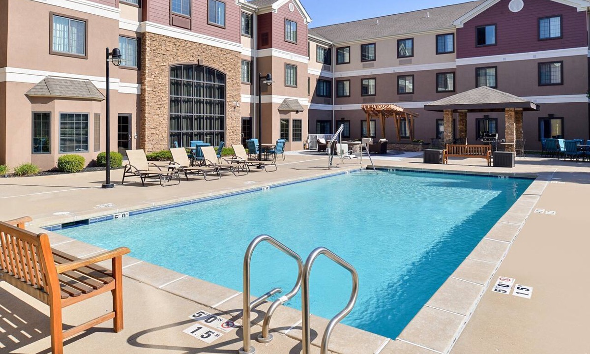 Glencoe Condo | King Suite. Free Breakfast. Pool & Gym. Your Next Trip!