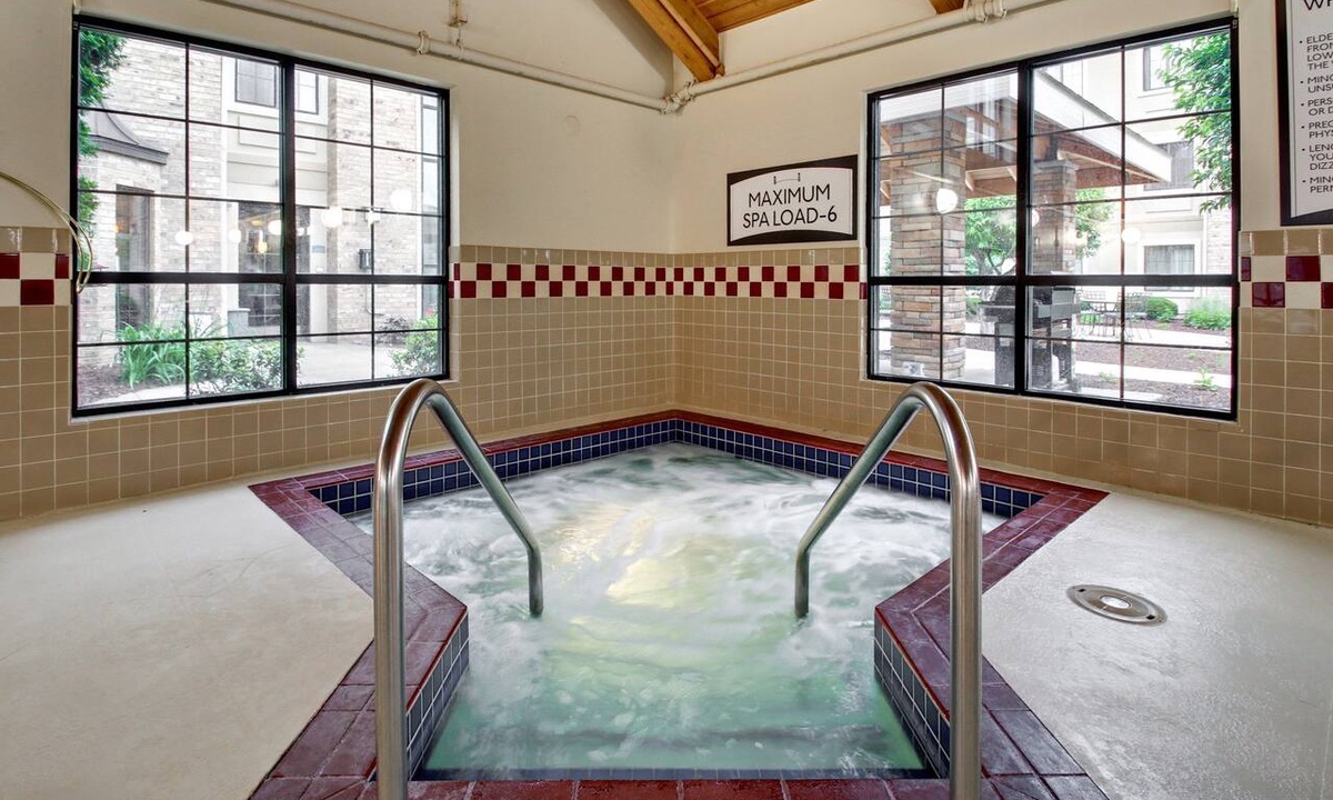 Madison Condo | King Suite. Free Breakfast. Pool. Near East Towne Mall!