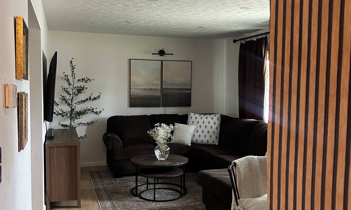 Kettering House | King suite + Hot Tub near the Greene