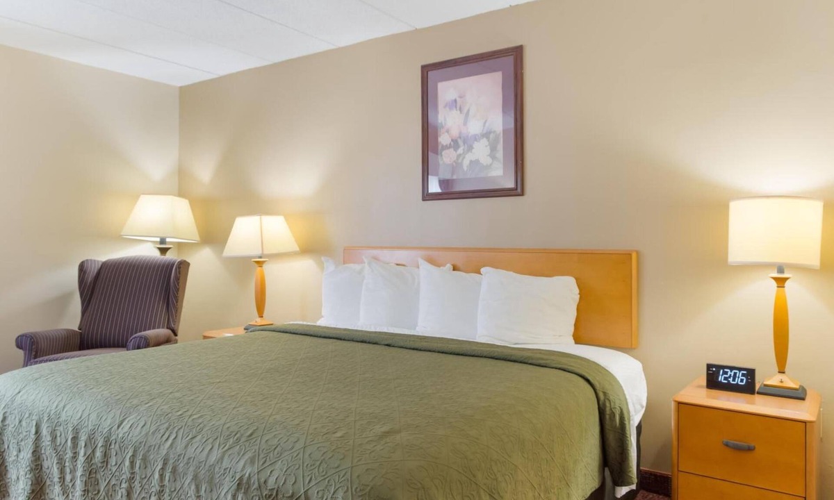 Smithfield Hotel | King Suite near Rustic Drive-In | Free Parking & Breakfast, Pet Friendly Stay