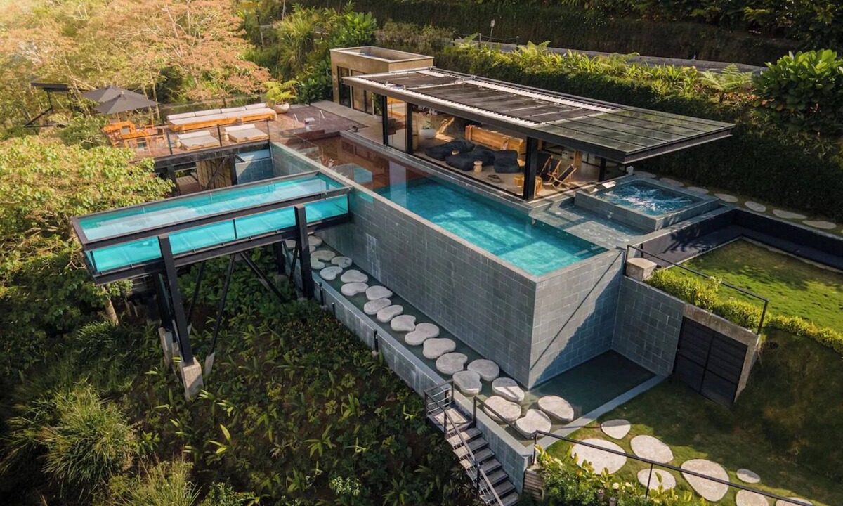 Circasia Hotel | King Suite Perfect for Bird Watching in Peaceful Forest Setting w/Onsite Pool