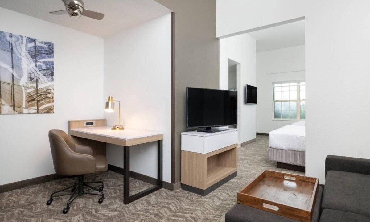 Williamsburg Hotel | King Suite | SpringHill Suites | Historic Triangle, W&M, Golf