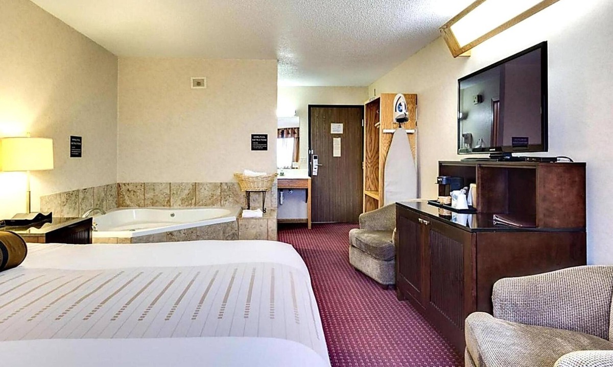 Devils Lake Hotel | King Suite w/Jetted Tub | Free Parking & Pool Access | Near Lakewood Landing