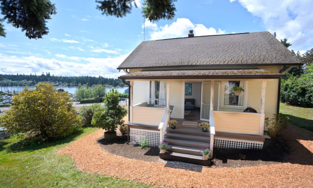 Kingston House | Kingston Coveside Downtown Overlooking Marina. Walk to/from Seattle