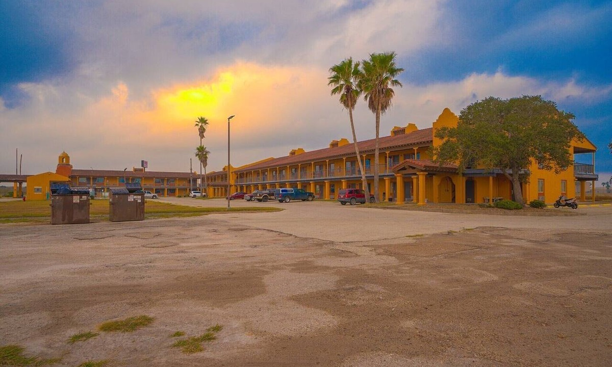 Kingsville Apartment | Kingsville | King Bed