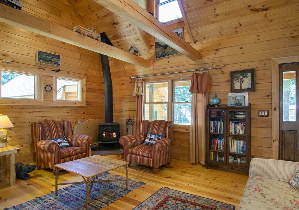 North Upper Truckee House | Kiowa Log Cabin: Pet Friendly, Close to Golf, Loft Space w/ Netflix