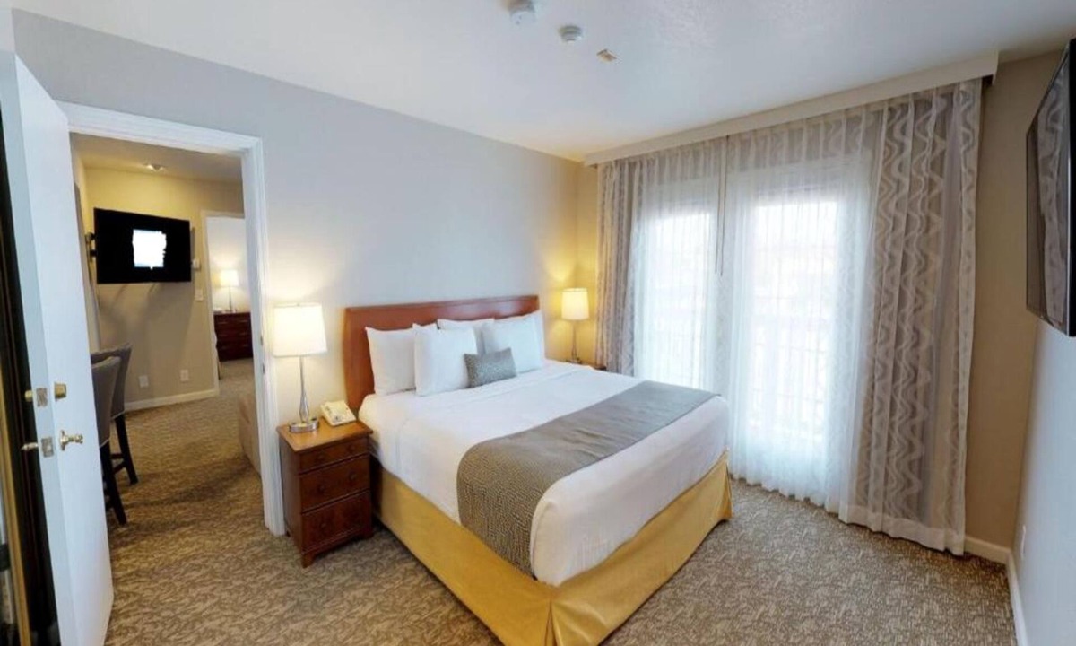 Newark Hotel | Kitchen-Equipped Suite w/Fireplace & Chill Seating – Feels Like Home