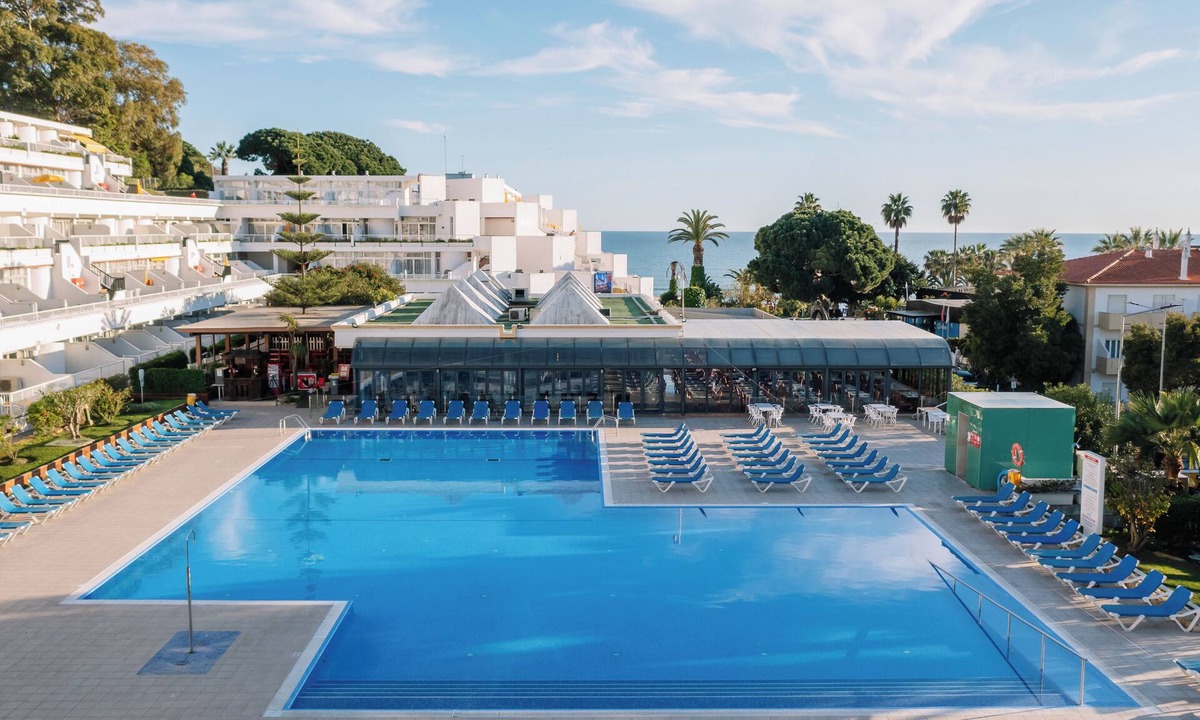 Santa Eulalia Hotel | Kitchenette Flats in a Coastal Getaway by Praia da Oura! Enjoy Free Parking
