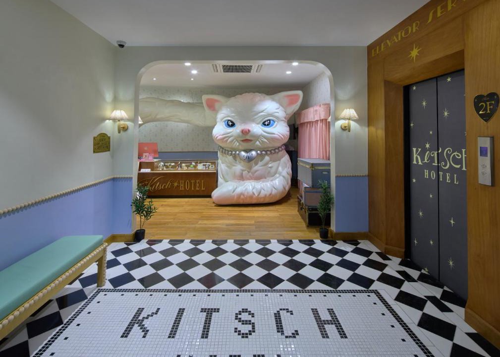 Thanon Phetchaburi Hotel | Kitsch Hotel