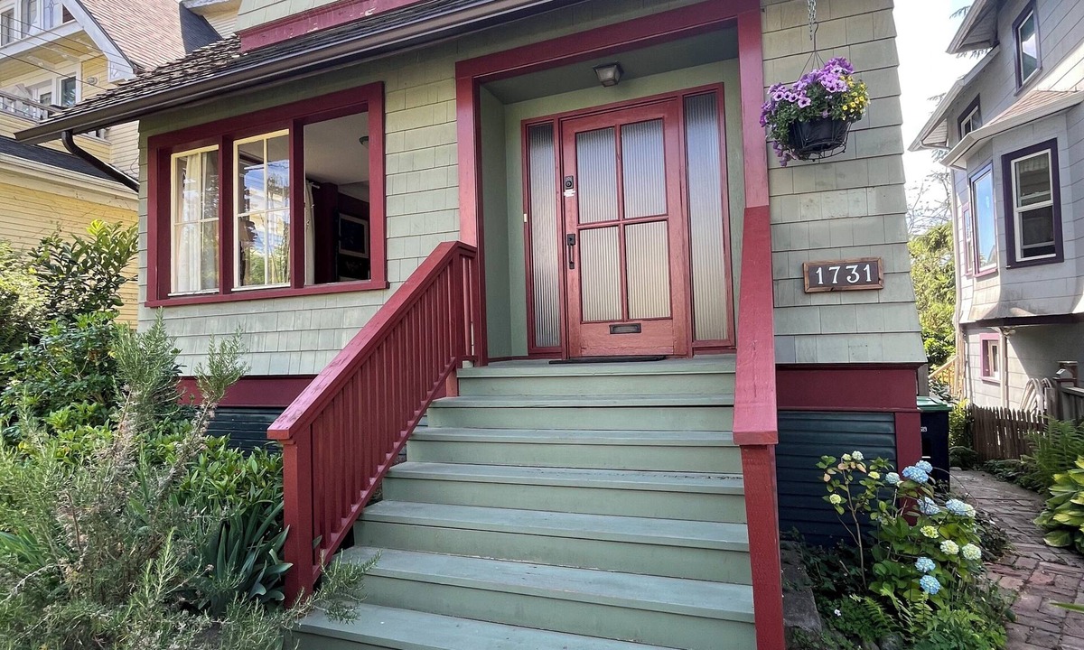 Kitsilano House | Kitsilano character house in quiet neighbourhood, 5 minute walk to the beach!