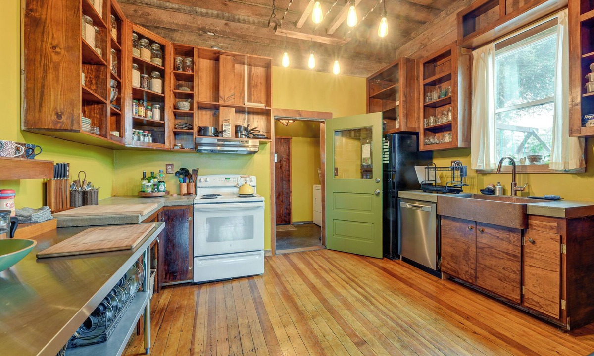 Altamont House | Klamath Falls Vacation Rental < 1 Mi to Downtown!