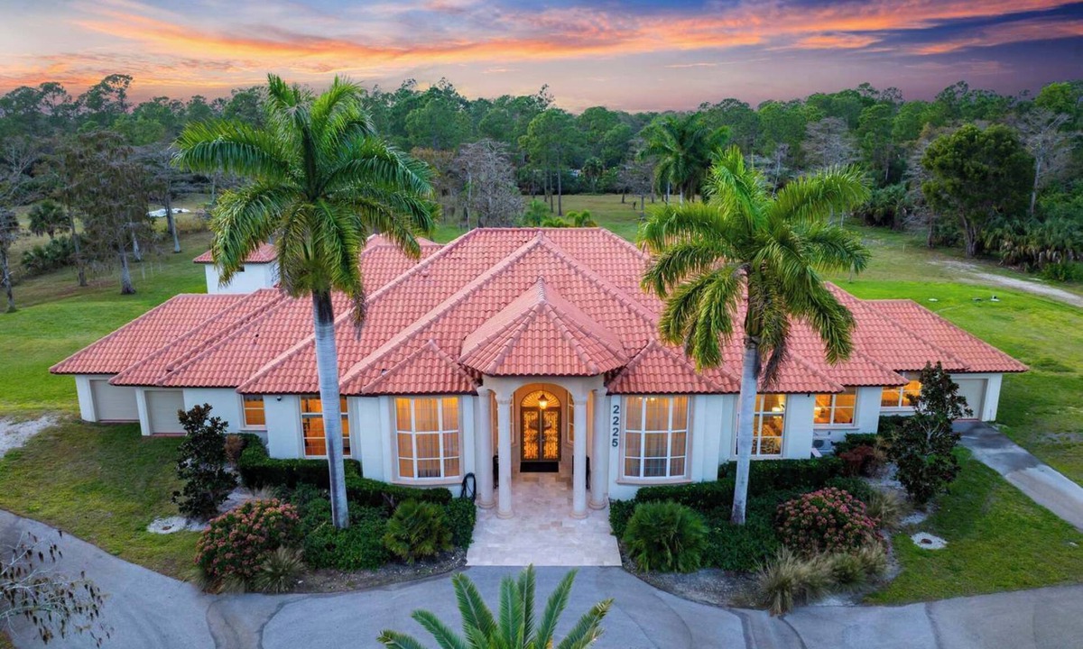 Rural Estates House | Knickerbocker 9 Suites |Pool, Hot Tub & Ping Pong