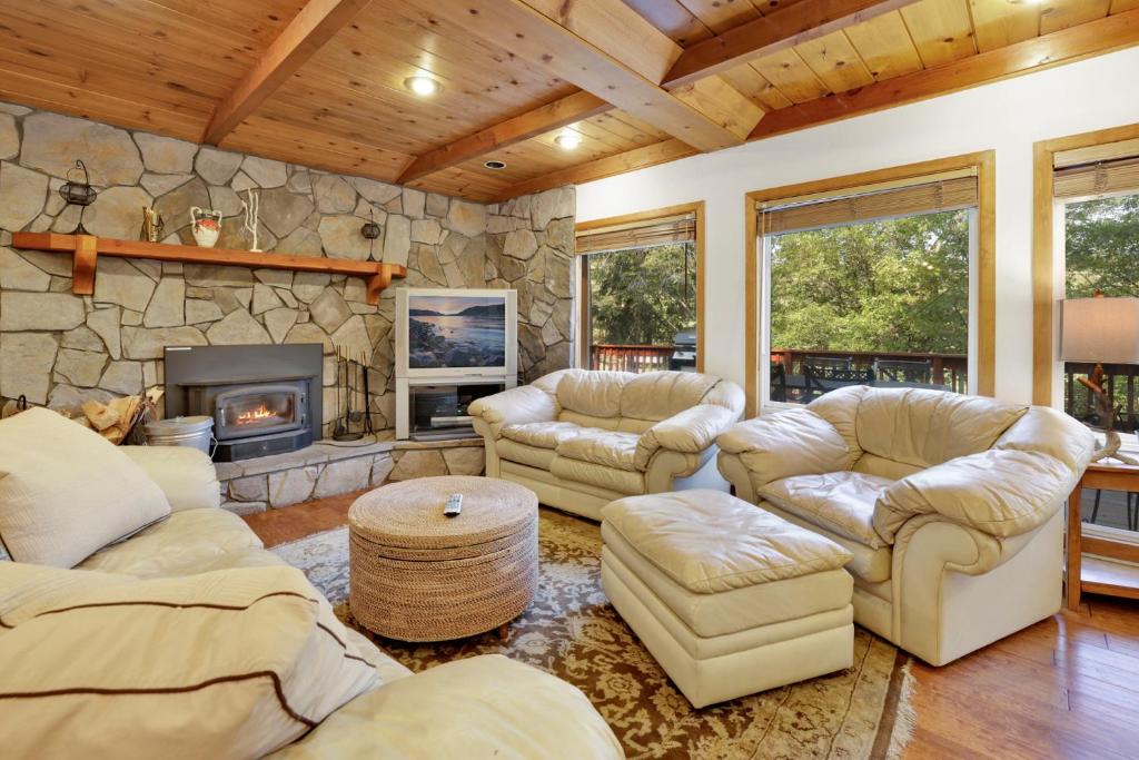 Big Bear Lake Ski Chalet | Knickerbocker Retreat- Hot Tub- Game Tables