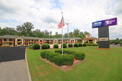 Pilot Mountain Hotel | Knights Inn Pilot Mountain