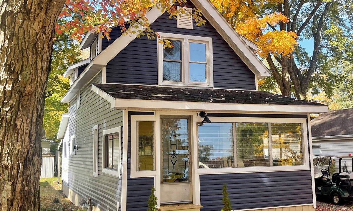 Conneaut Lakeshore Cottage | Knot Shores- Cozy, 3 bedroom Cottage, w/water access