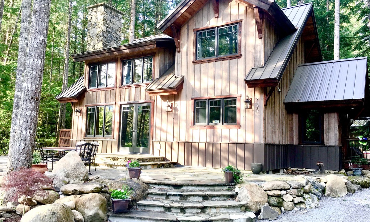 Warnick Cabin | Knotty Lodge – Rustic Charm + Modern Comfort near Mt. Baker, Hot Tub, WiFi