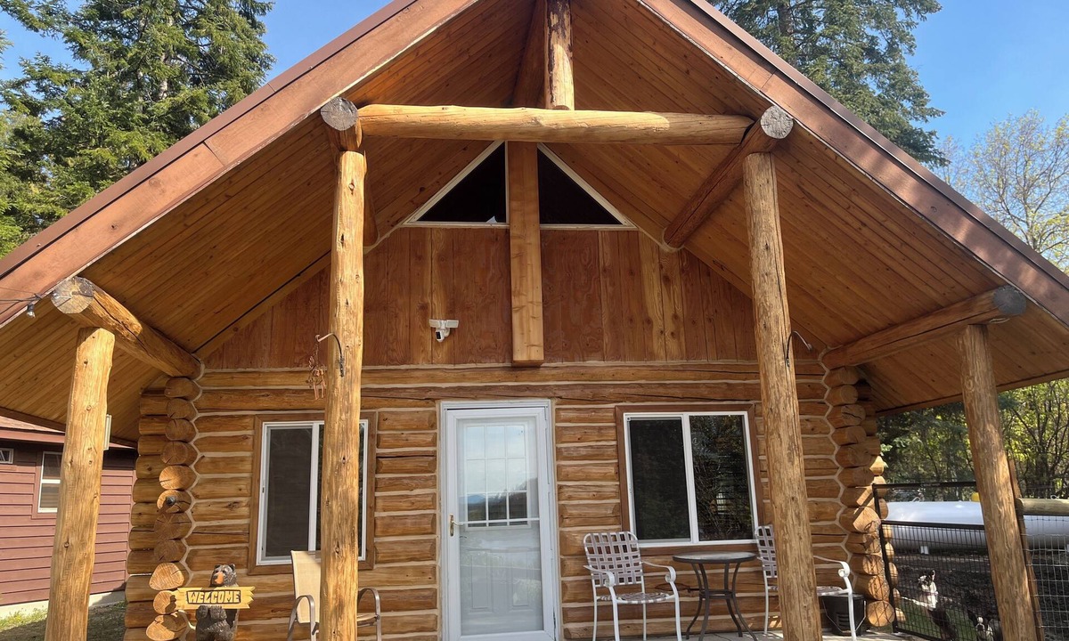 Noxon Cabin | Knute’s Kozy Kabin - rustic charm/log cabin & modern comfort—dog/family friendly