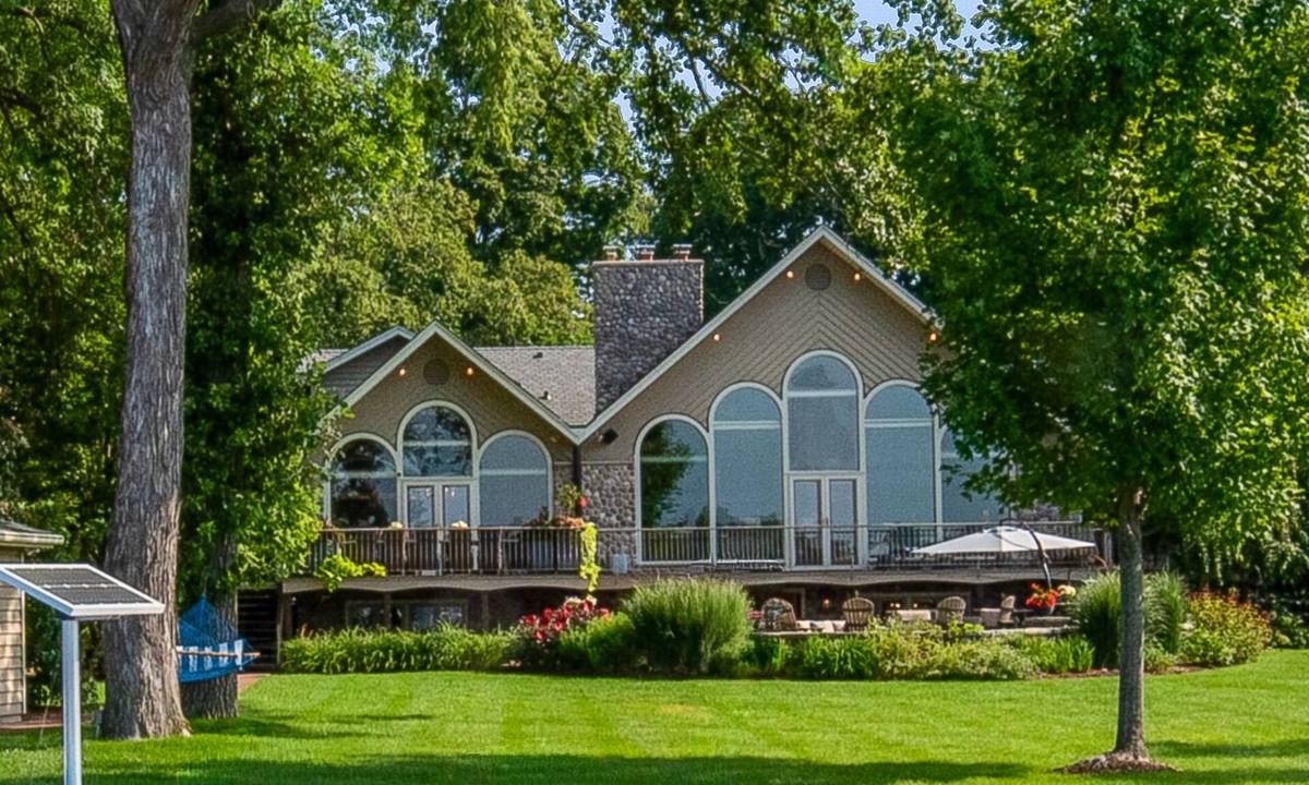 Oconomowoc House | Kohl Manor Luxury Lake 8br year round retreat Pool, Cinema, Arcade on LacLaBelle