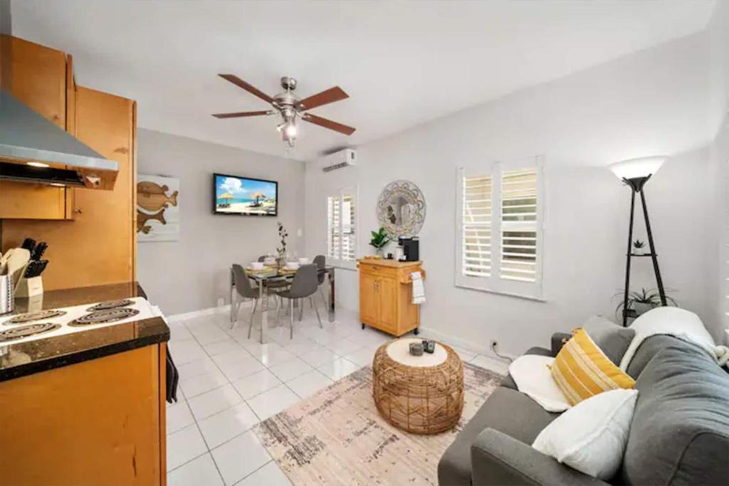 Hollywood Lakes Apartment | Komffy Intercoastal retreat King Bed, Free Parking