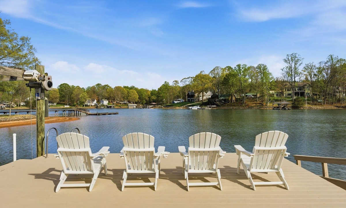Lake Norman of Catawba Cottage | Kool Breeze by Avantstay Boat Ramp + Hot Tub