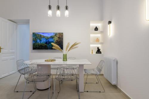 Koukaki Villa | Koukaki Cielo Villa10 -Pvt Yard 3BR 8ppl -10min Metro Acropolis