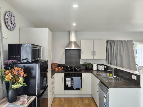Frankton House | Kozy Kottage, Near Hospital & Perfect for Families