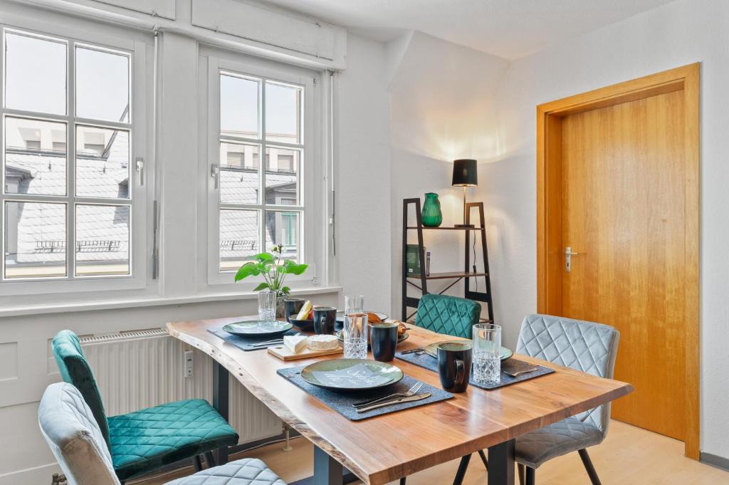 Innenstadt Apartment | Krone - ES Bhf - 2Zi & 90m2 & 6xPrs - Balkon - 65"TV