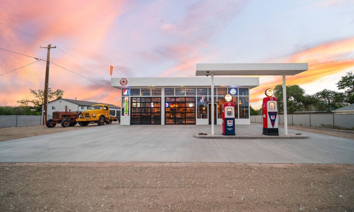 Hanksville House | Krusty`s Motor Suite | Historic Gas Station Converted Retro Neon Garage!