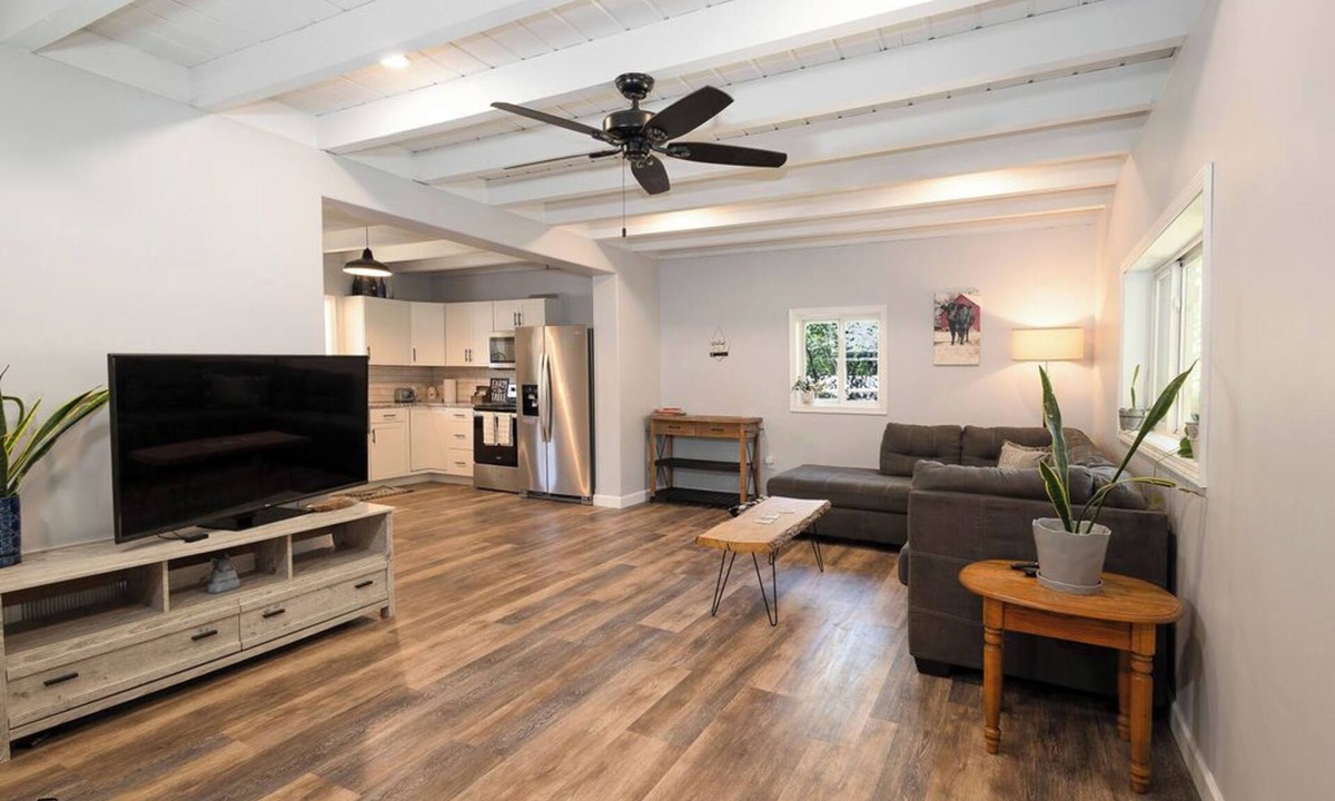 Manhattan House | KSU Home + Rooftop Deck + 1 acre! 0.5 mile to Stadium Pet, family friendly