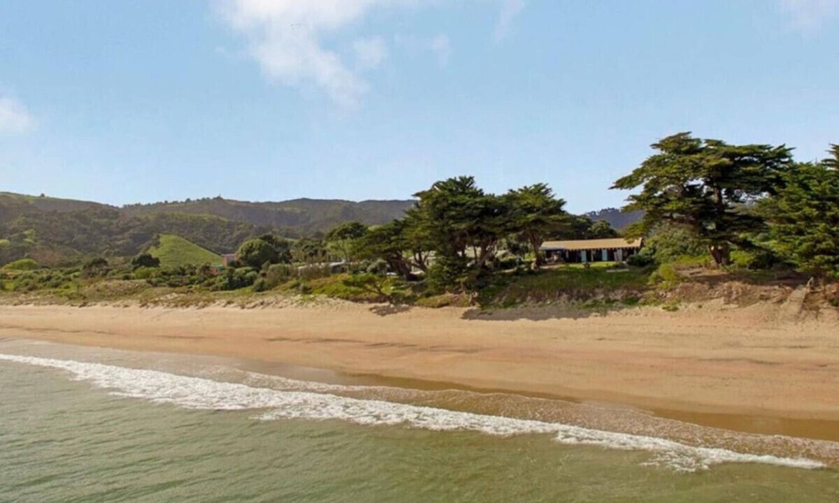 Kuaotunu House | Kuaotunu Beachfront - the beach at your door