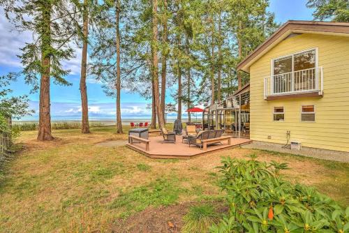 Comox House | Kye Bay Winter Beach House by EMR Vacation Rentals