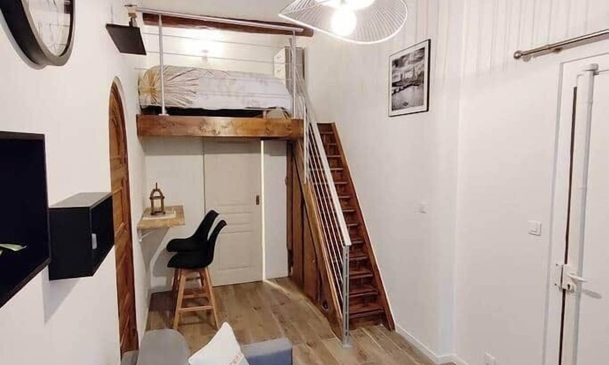 Quartier du Port Apartment | L'Authentique - studio, heart of the Port area, AC