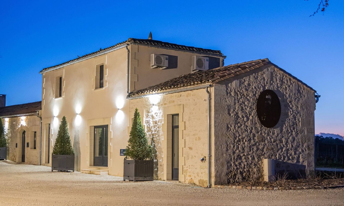 Verac Villa | L'Eperonnette among the vineyard with outdoor pool near St. Emilion and Bordeaux