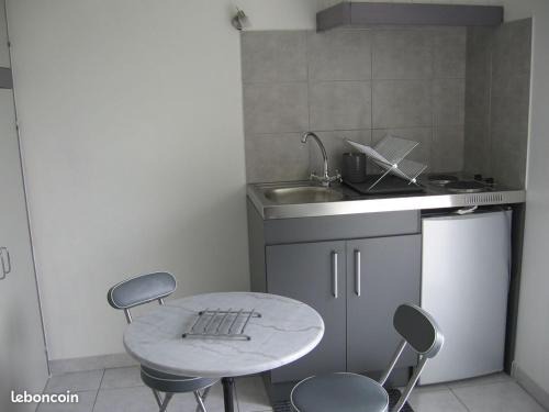 Charbuy Apartment | L'Escargot accommodation