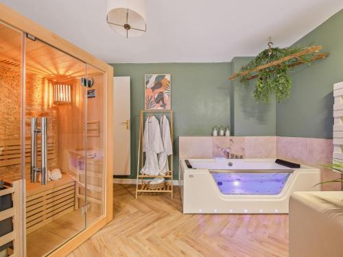Bargemon House | L'Evasion Tropicale - idéal couple - plein centre - sauna - baignoire balnéo LED 2 places - TV 4K Ambilight 130cm - parking gratuit à 2 pas du logement - wifi - maison médiévale sur 2 étages - entièrement rénovée 37m2
