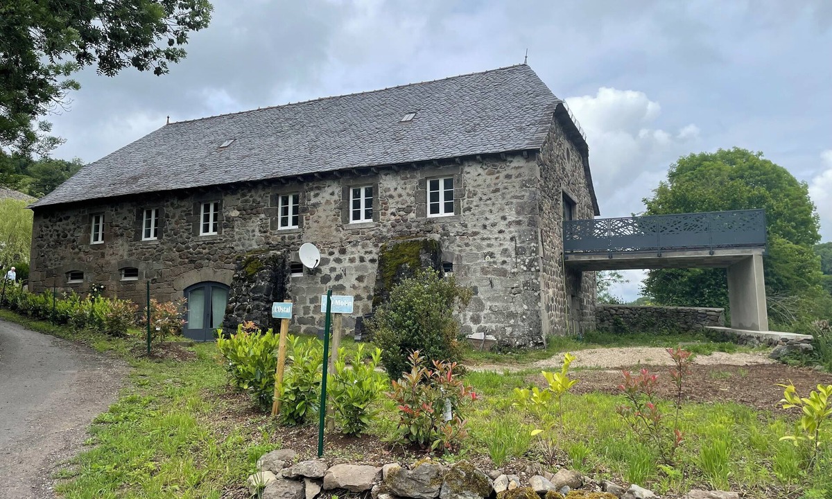 Mur-de-Barrez House | L'Ostal Large gite sleeps 8