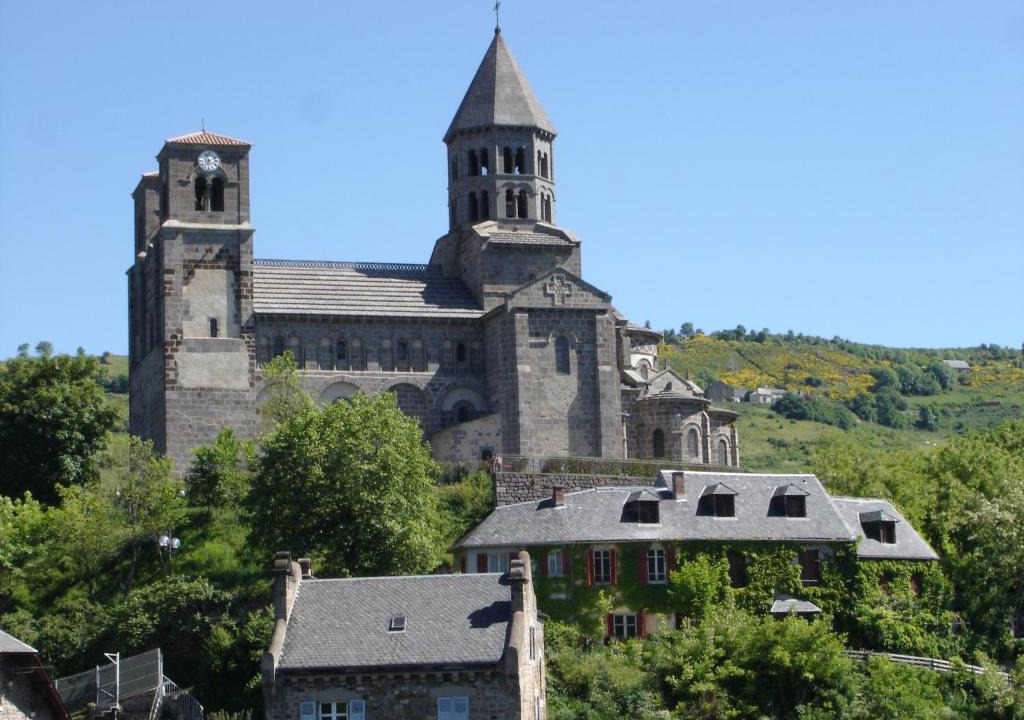 Saint-Nectaire Apartment | L OUSTALOU SUITE COQUELICOT SAINT NECTAIRE APPARTEMENT DE CHARME EN AUVERGNE