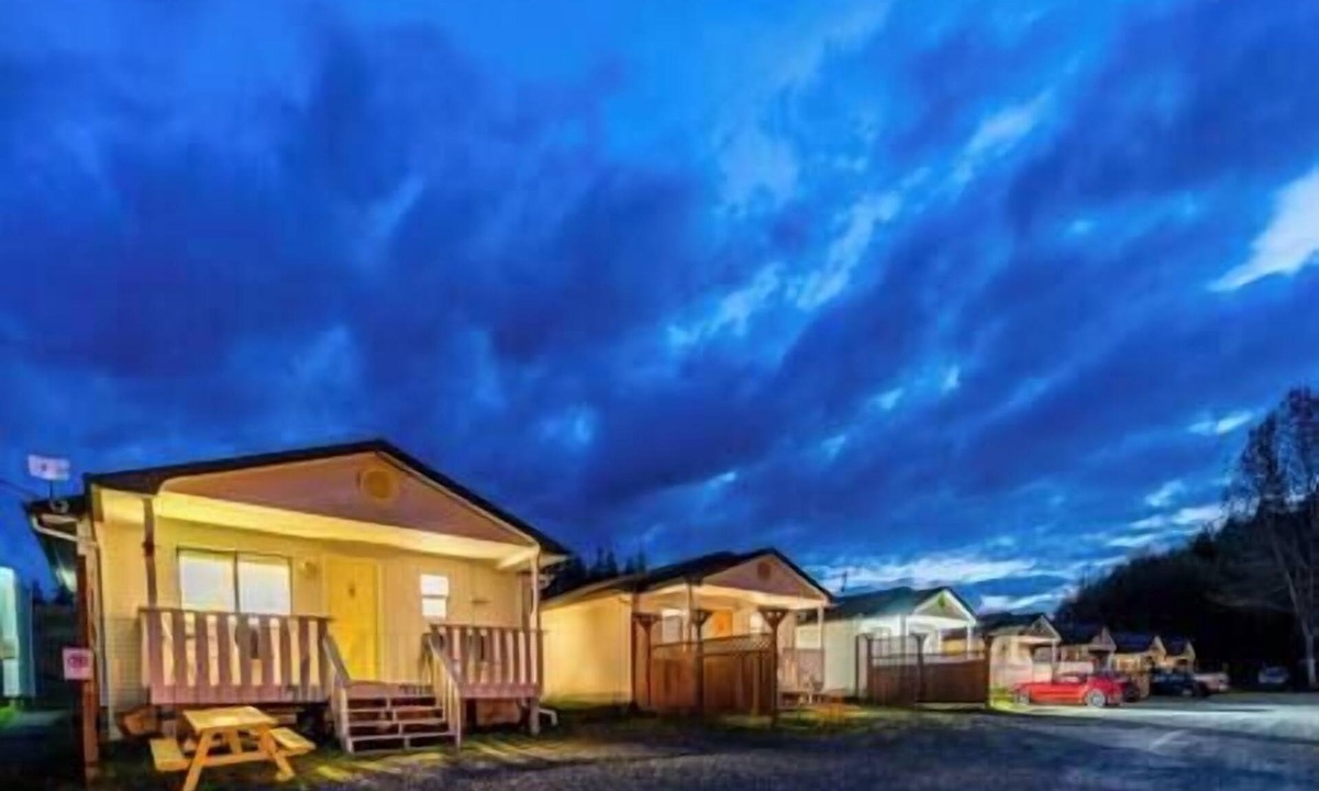 Alert Bay Cabin | (L) Standard Double Cabin (non pet friendly)