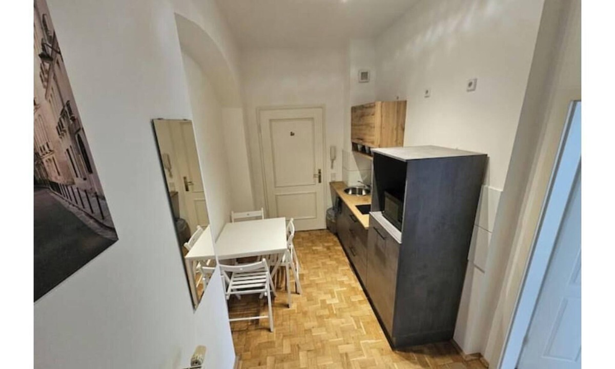 Zentrum-Sued Apartment | L-Zentrum: Great balcony studio south of downtown