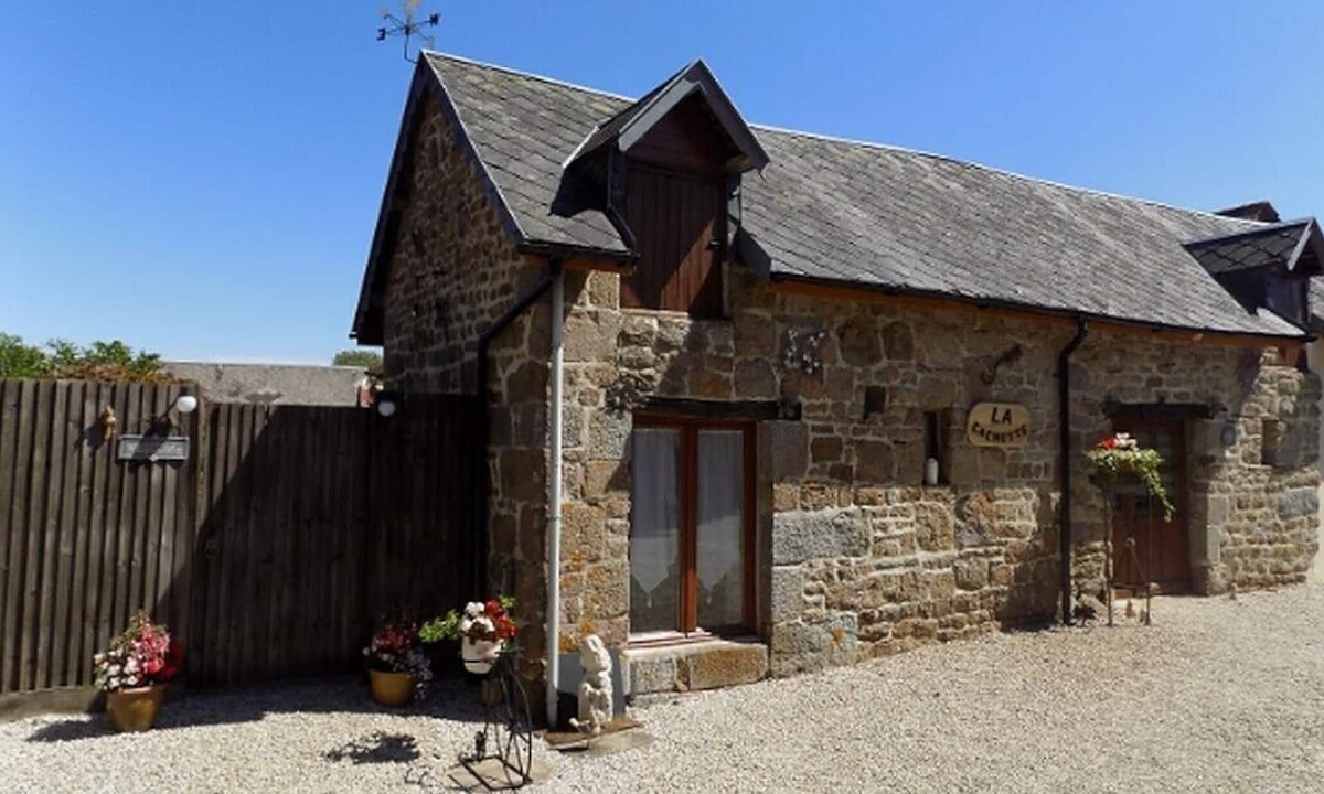 Segrie-Fontaine Cottage | La Cachette (The Hideaway) Stone Gite