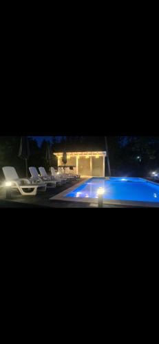 Avrig House | La Casa Bianca