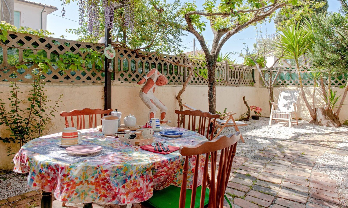Vada Apartment | 'La Casa Degli Artisti' near the Beach with Private Garden & A/C