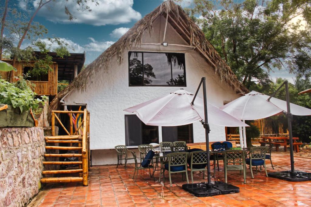 Purificacion House | La Casa White